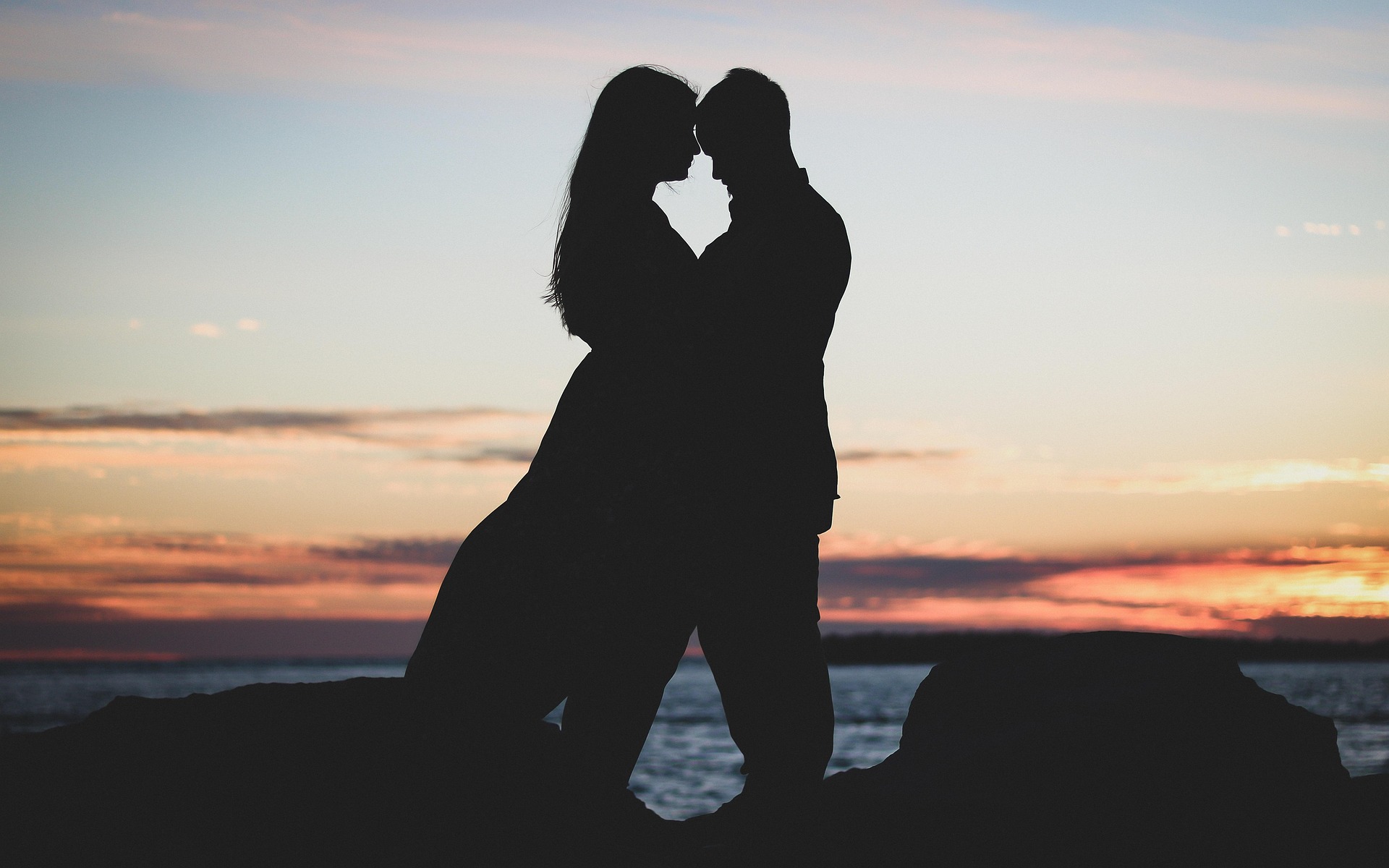 Quand la performance fige le corps : retrouver le chemin du couple par la lenteur !