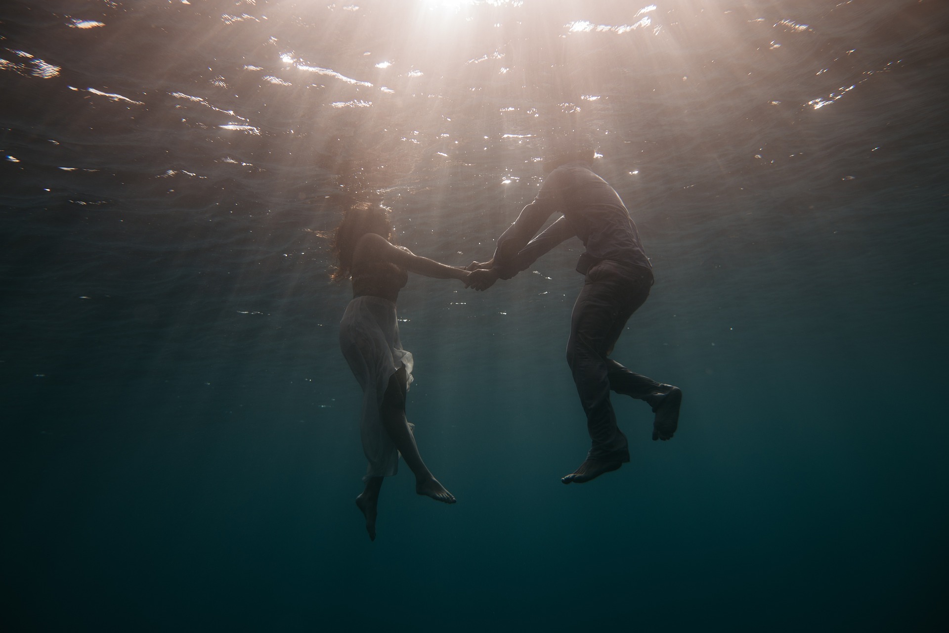 Quand la distance s’installe dans le couple : reconnaître les vrais signaux d’une crise sous-jacente !